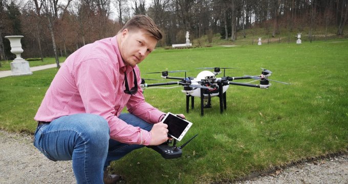 Verslininkas iš Kauno rajono traktorius laukuose keičia dronais