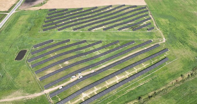 Išpardavę saulės parkus statys naujus: TIPS finansuos keturis saulės parkų projektus už 0,9 mln. Eur
